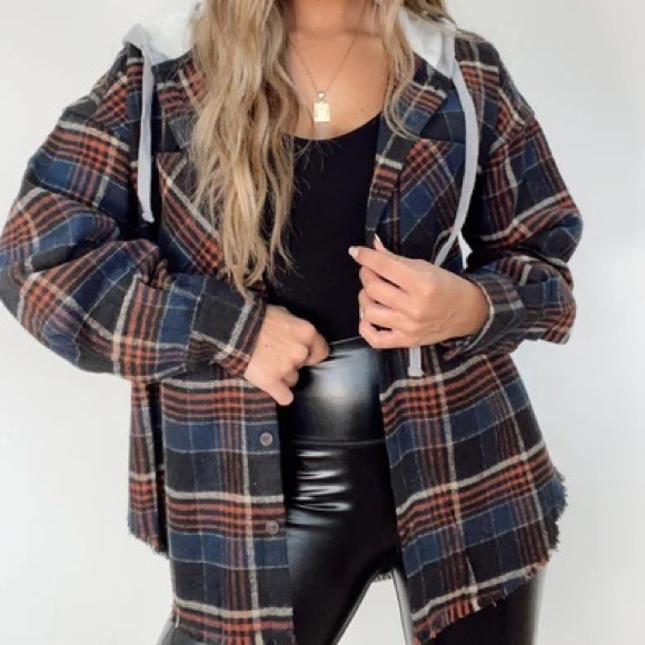 NWT Very J Navy Plaid Button Down Contrast Hoodie Hoodie Flannel Shacket Jacket - Picture 4 of 5